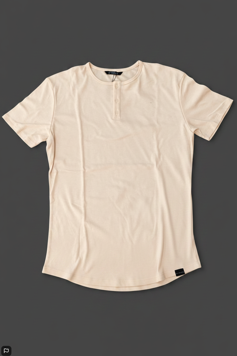 Playera Henley para hombre de Fitters Originals en color ivory, algodón premium, con fit relajado visible en la imagen.