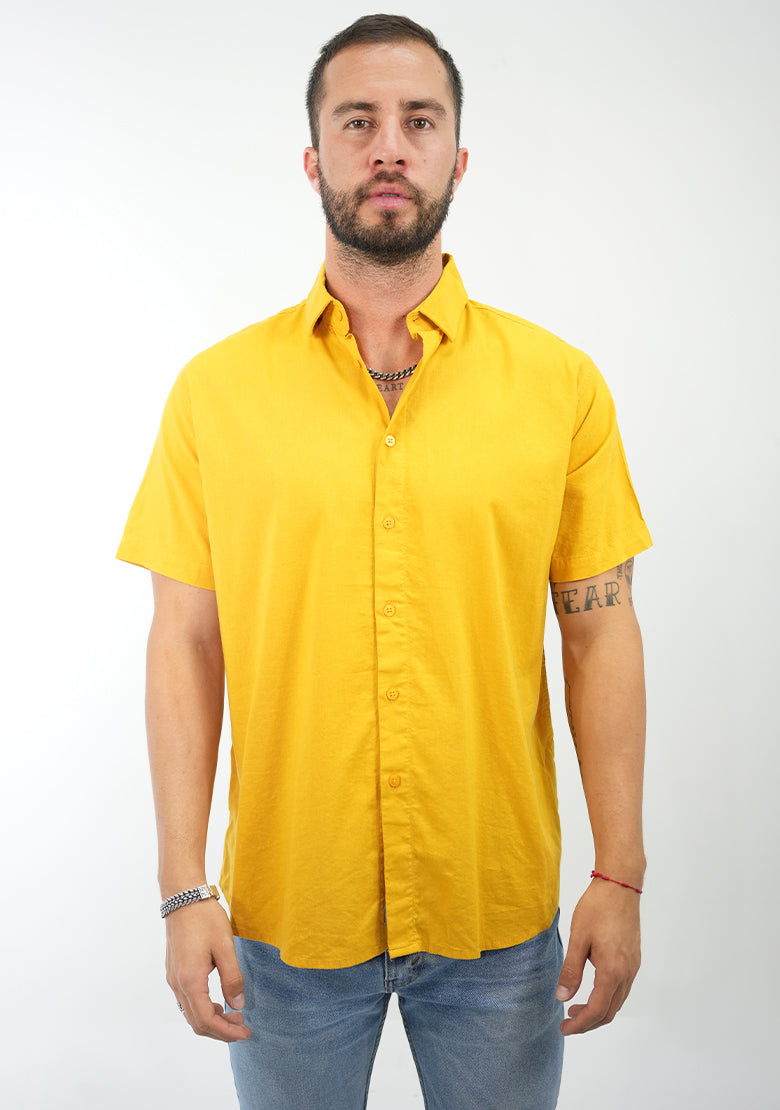 Camisa manga corta relax IF FITTERS ORIGINALS en color mostaza, estilo Manchurian, con diseño casual y cómodo.