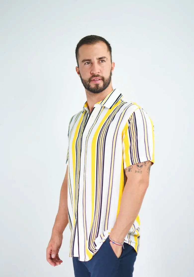 Camisa manga corta slim fit IF FITTERS ORIGINALS Lombok en color mostaza, vista frontal en vista de producto.